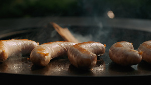 在外面的圆形烤架上准备多汁的香肠 烤香肠变黄22秒视频