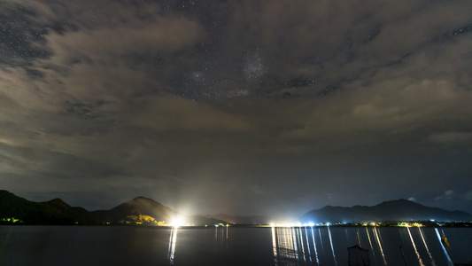 夜间风景观车道和恒星对水坝水的反射视频