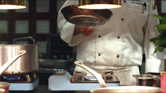 厨师在烹饪奶香青口贝视频