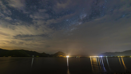 在水坝的水面上反射流体和恒星视频