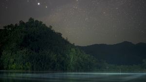 夜色风景以乳奶方式观视星光在水上反射16秒视频