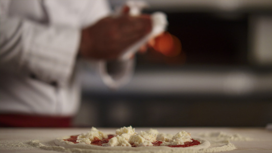 糕点师在餐厅厨房里制作比萨意大利辣香肠视频