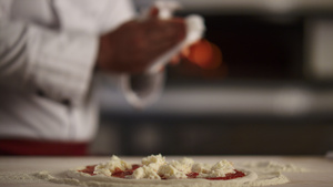 糕点师在餐厅厨房里制作比萨意大利辣香肠12秒视频