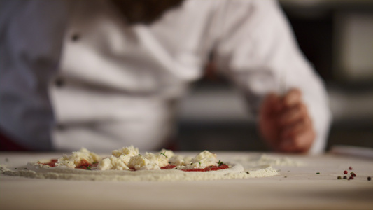 厨师在餐厅烹饪意大利比萨视频