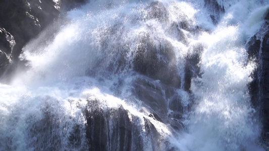 在泰国关闭慢动作瀑布瀑布流淌落下巨大的黑色石头热带视频