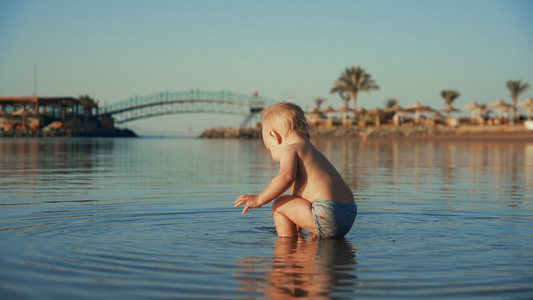 可爱宝宝在美丽海边玩水视频
