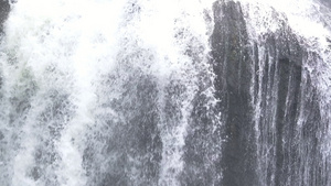 在泰国瀑布流淌落下16秒视频