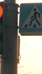 夕阳下城市道路指示灯斑马线视频