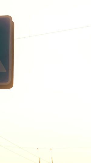 夕阳下城市道路指示灯人行横道13秒视频