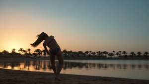 快乐的小女孩在日落海边开心舞蹈11秒视频
