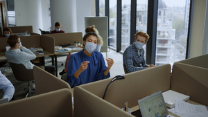 商人和女商人从办公室的脸上取下医用口罩27秒视频