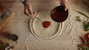 厨师在披萨上涂抹番茄酱17秒视频