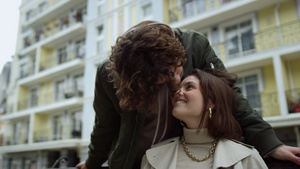 情侣约会在市郊街上30秒视频