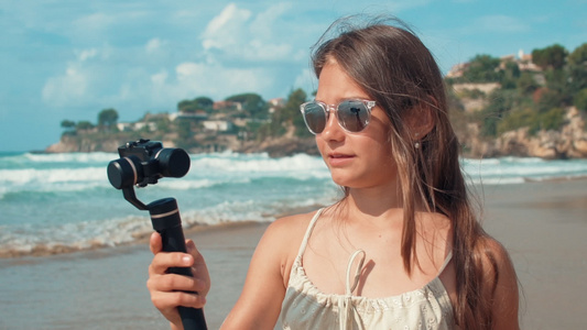 年轻女性在海边户外录制vlog视频视频