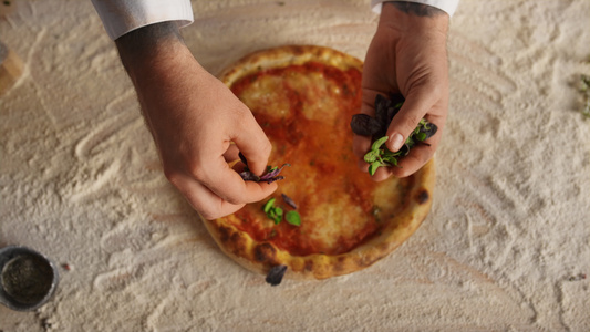 厨师手在餐厅准备食谱在意大利比萨饼上添加配料视频