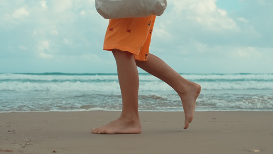 小男孩在海滩享受暑假腿部特写视频