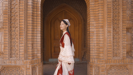 4K升格少女漫步在喀什古城视频