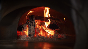 在意大利餐馆厨房的木柴燃烧的石烤箱14秒视频