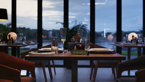 现代夜间城市咖啡馆的豪华餐厅预留餐桌9秒视频