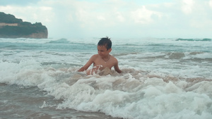 快乐的男孩在海边度过时光18秒视频