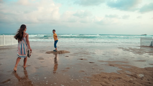 快乐的孩子们在海边玩耍17秒视频