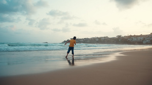 玩得开心的小男孩在海边玩耍12秒视频