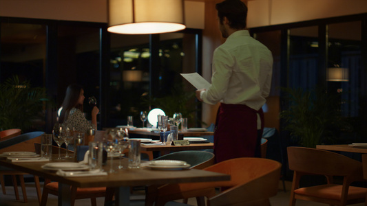 餐厅服务员在花哨的晚餐约会上为情侣服务视频