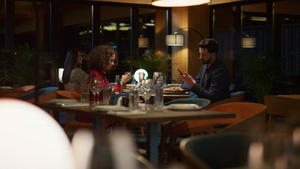 忙碌的情侣在晚上餐厅晚餐约会时发短信电话移动设备15秒视频