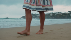 小女孩沿着沙滩散步度假17秒视频