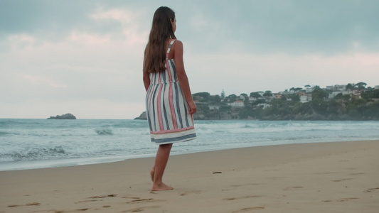 快乐的女孩在海边行走放松视频