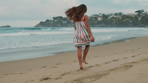 快乐的女孩在海边玩得开心19秒视频