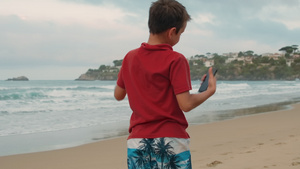 活跃的男孩在海边跳舞17秒视频