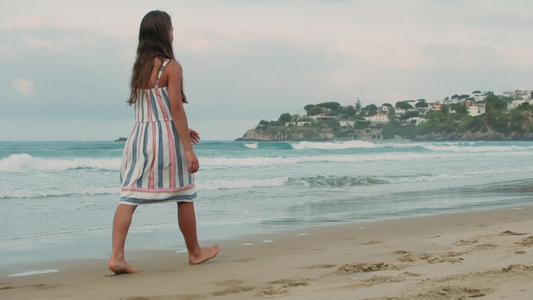 小女孩在海滩上散步视频