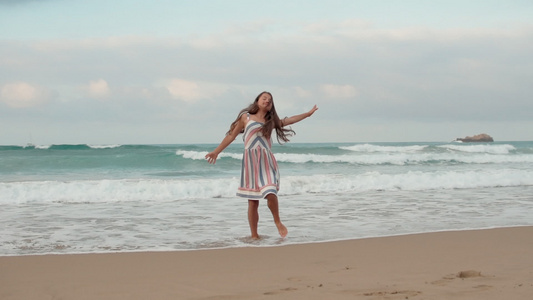 快乐小女孩在海边跳舞视频