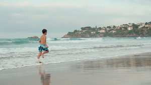快乐的少年在沙滩上跑来去21秒视频