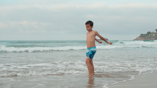 快乐的男孩在海边度暑假视频