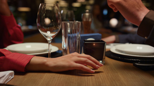 浪漫的情侣在豪华的室内餐厅手牵手视频