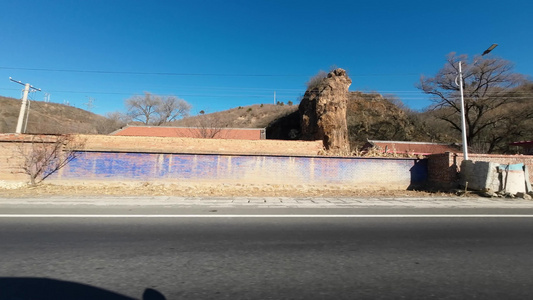 在公路上开车在路上旅途行驶的汽车第一视角视频