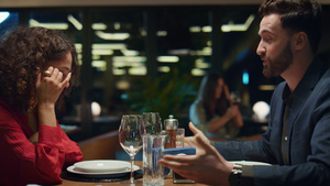 微笑的恋人在夜间餐厅一起聊天26秒视频