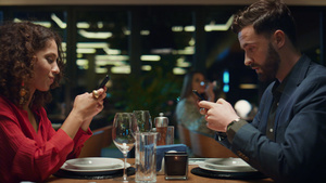 餐厅晚餐约会时的数字情侣冲浪电话22秒视频