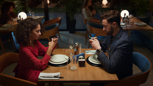 情侣在浪漫的夜晚约会时在高档餐厅的餐桌上在线订购食物13秒视频