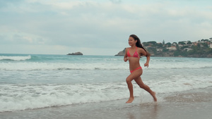小女孩海边奔跑16秒视频