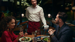 侍酒师侍者在餐厅给浪漫的情侣倒酒29秒视频