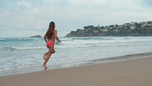 年轻女子在海岸线上奔跑视频