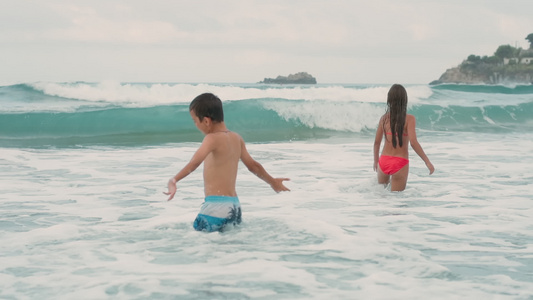 快乐的孩子们在海边玩得开心视频
