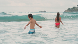 快乐的孩子们在海边玩得开心19秒视频