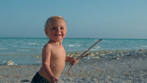 快乐的宝宝在海边玩耍11秒视频