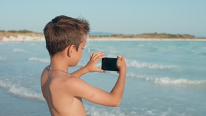 小那还在海边拿着手机拍照17秒视频