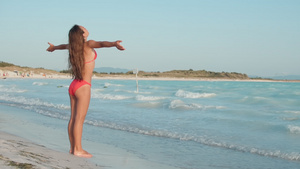 夏天漂亮的女孩在海边张开双臂享受日出22秒视频
