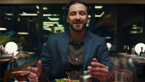 情绪化的男人在晚餐时谈论约会23秒视频